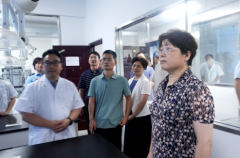 周送春一行先后来到邵阳市第二中学及周边食物
